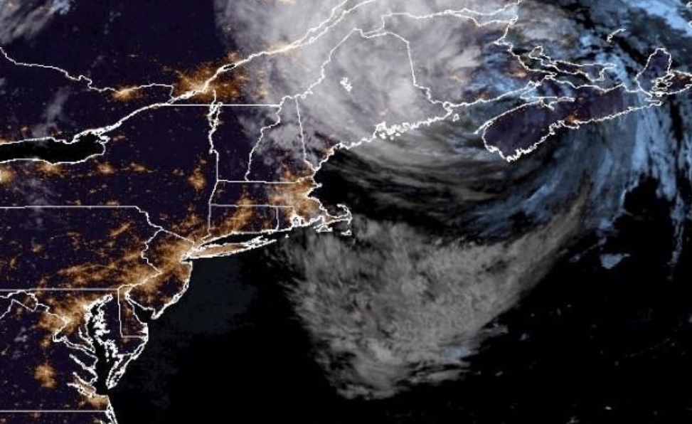 Ли обрушивается на Канаду с силой, близкой к ураганной, после продвижения вверх по Атлантическому океану