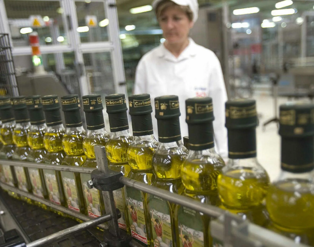 Производство оливкового масла. Завод оливкового масла. Оливковое масло производители. Заводы по производству оливкового масла. Оливковое масло выпускают.