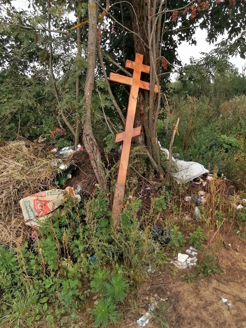 Неприятная картина на кладбище. Кресты с могил выбрасывают на свалку...