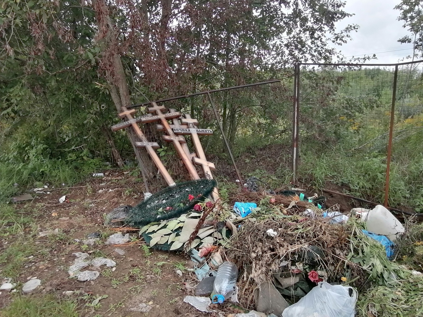 Неприятная картина на кладбище. Кресты с могил выбрасывают на свалку...