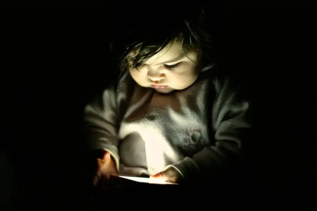 Исследования показывают, что проведённое у экранов время влияет на развитие маленьких детей