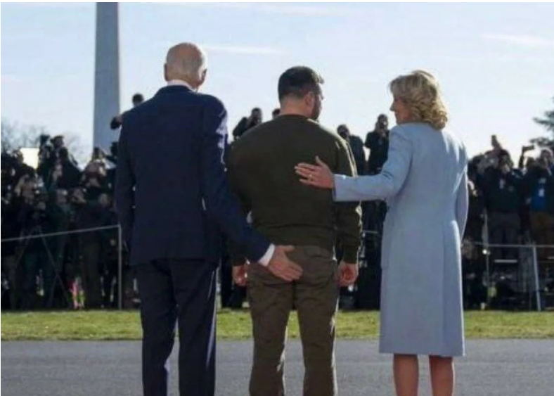 Как вы думаете, что Байден делает?)