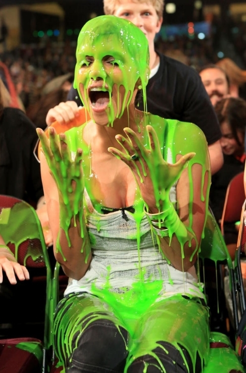 Холли Берри раскритиковала Дрейка за использование ее изображения на обложке сингла: «Не круто»