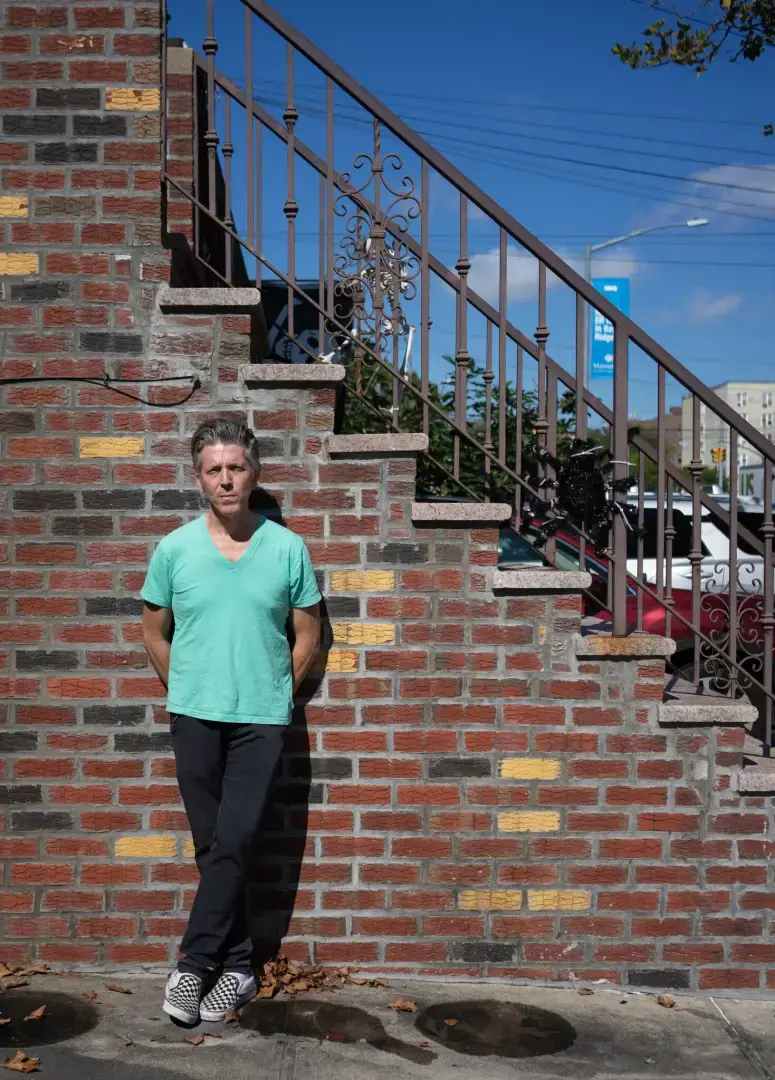 Писатели, актеры и другие борются за то, чтобы заплатить арендную плату, поскольку забастовки продолжаются