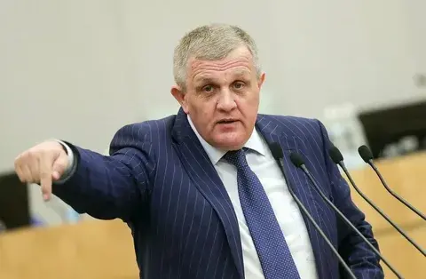 "Они нам 17 тысяч санкций, а мы им в Америку – ядерное топливо, титан, алюминий": Личное мнение о двойственности нашей власти.