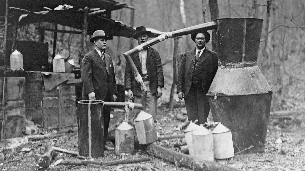 Безопасно ли для здоровья пить самогон?