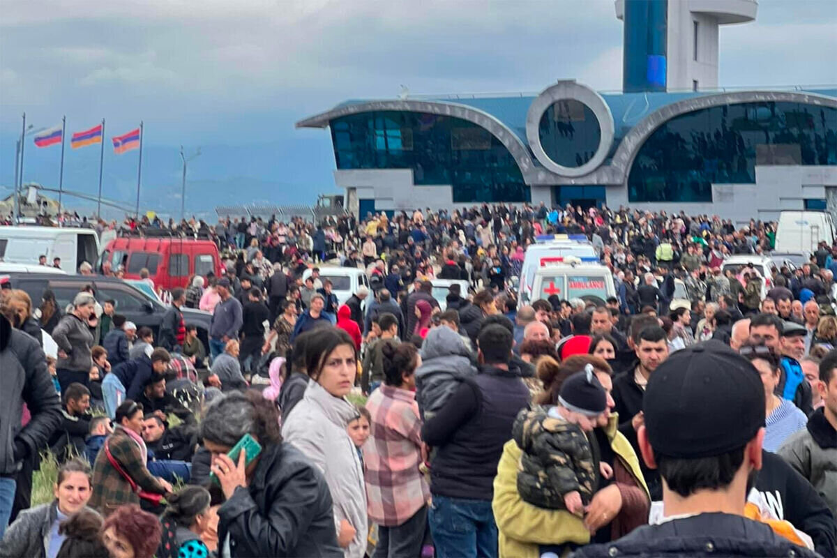 Что теперь будет со 150 тысячами армян из Нагорного Карабаха? 3 возможных варианта развития событий.