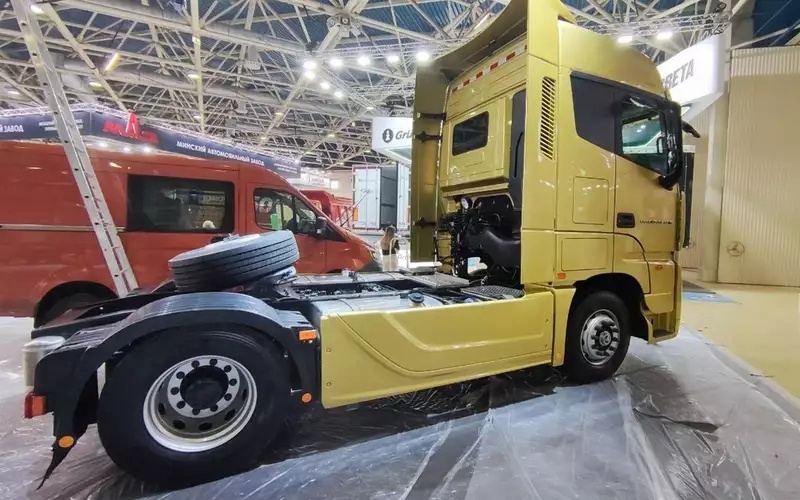 Компания ГАЗ, на международной выставке коммерческих автомобилей Comtrans 2023 представила свой новый седельный тягач “Валдай 45”.