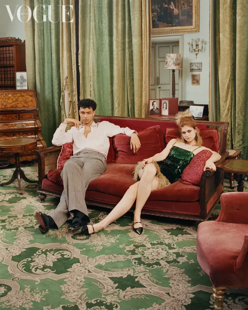 "Солтберн" Эмеральд Феннелл раскрывает темную сторону британского высшего класса.Тайные желания и интриги,восхождения и падения,это малая часть....