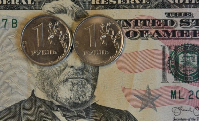 Почему информация об изменении курса рубля по отношению к $ и € важна даже для тех, кто валюту никогда в жизни не покупал