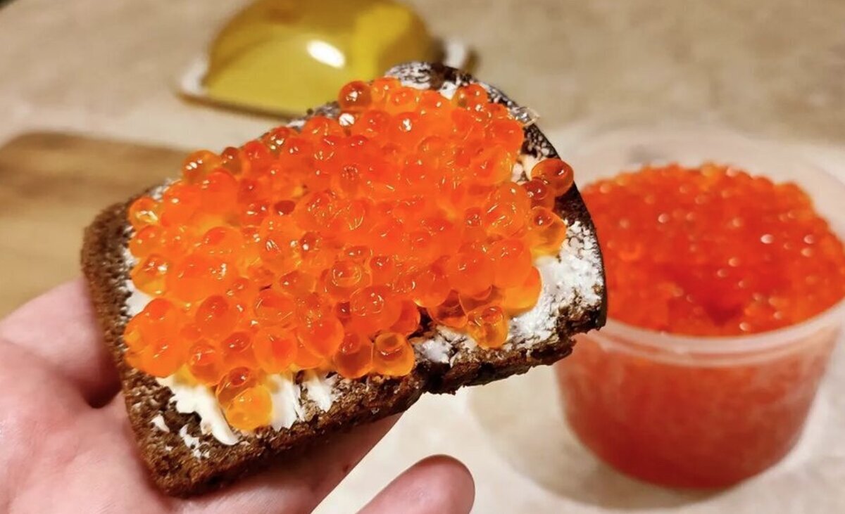 Почему красная икра такая дорогая в России?