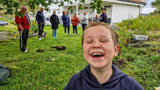 Семья ищет потерянную серьгу, но находит погребальные сокровища эпохи викингов