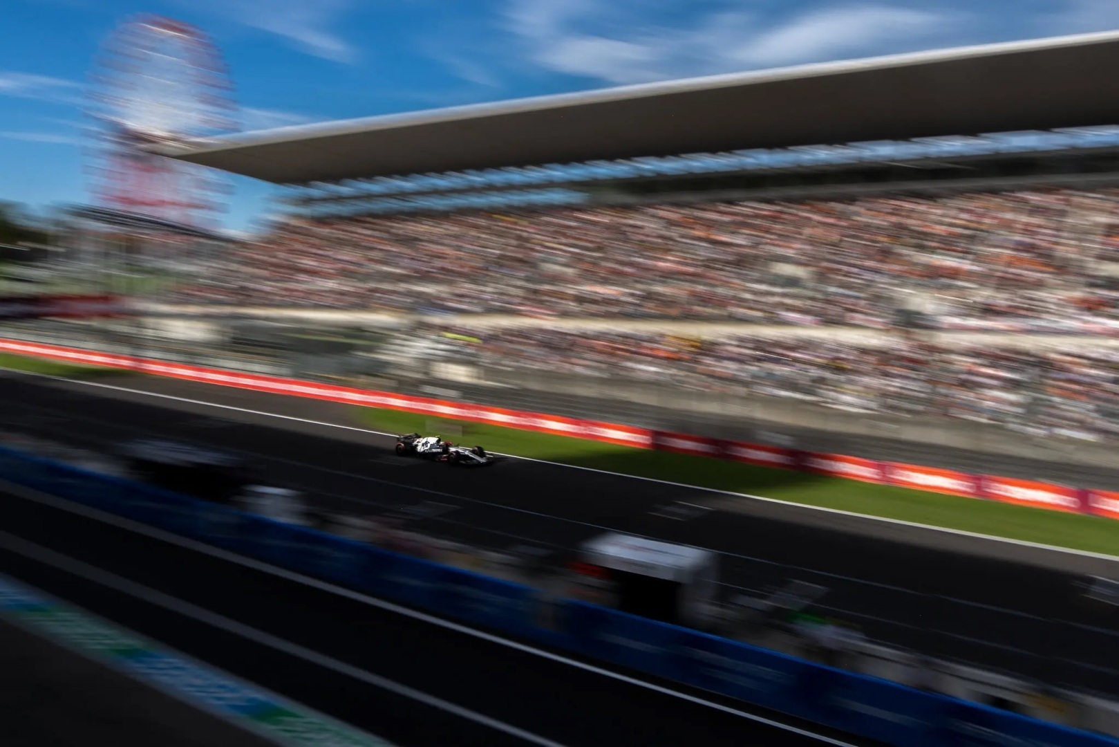 Японский гонщик с горшком и детским лицом, ставший культовой звездой