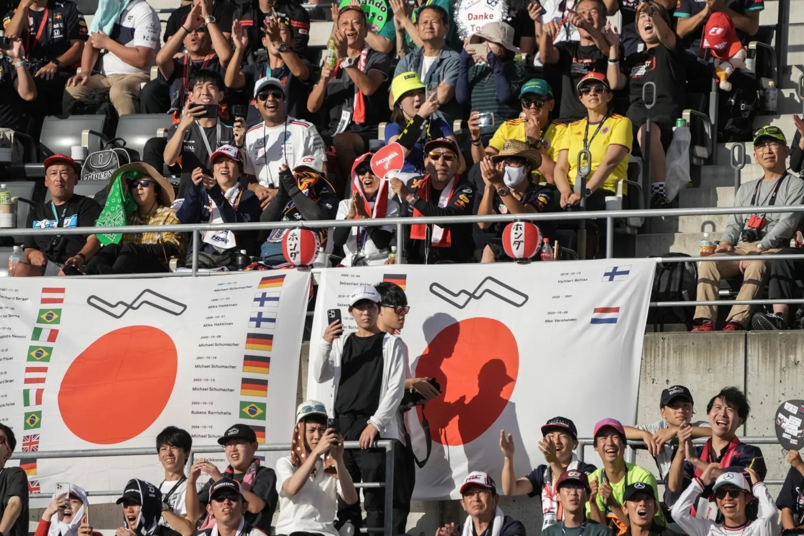 Японский гонщик с горшком и детским лицом, ставший культовой звездой