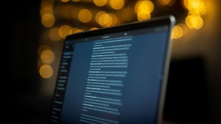 OpenAI обновляет ChatGPT, чтобы инструмент искусственного интеллекта мог «видеть, слышать и говорить»