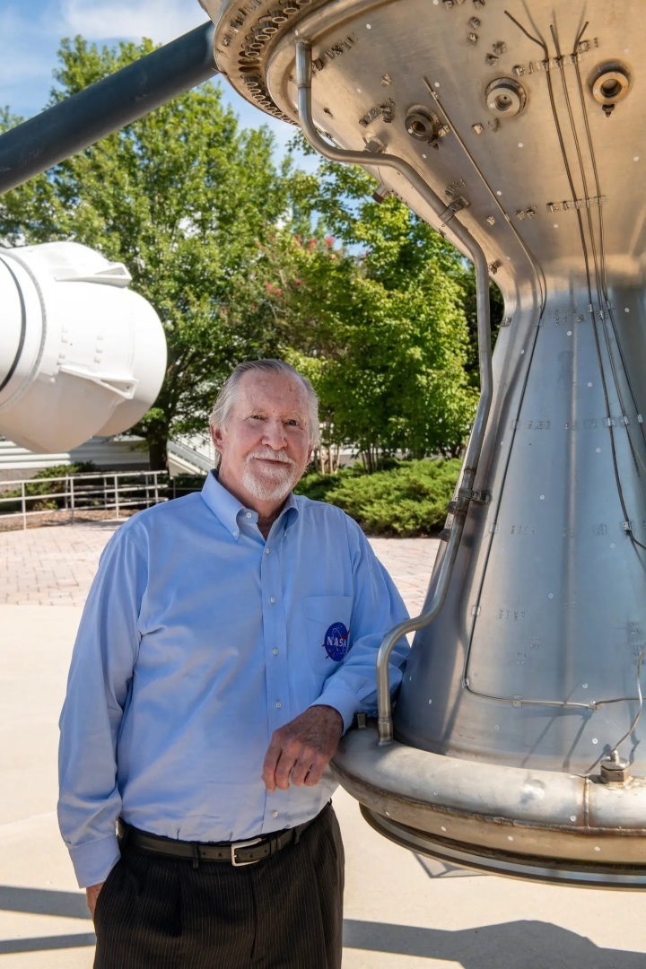 Может быть, при вашей жизни люди будут жить на Луне, а затем и на Марсе