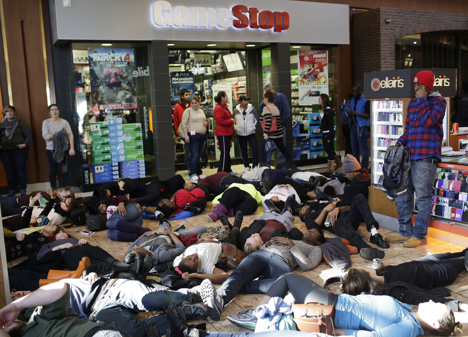 Распродажа давка. Люди в магазине. Давка в очереди. Давка в магазине. Давка в магазине.