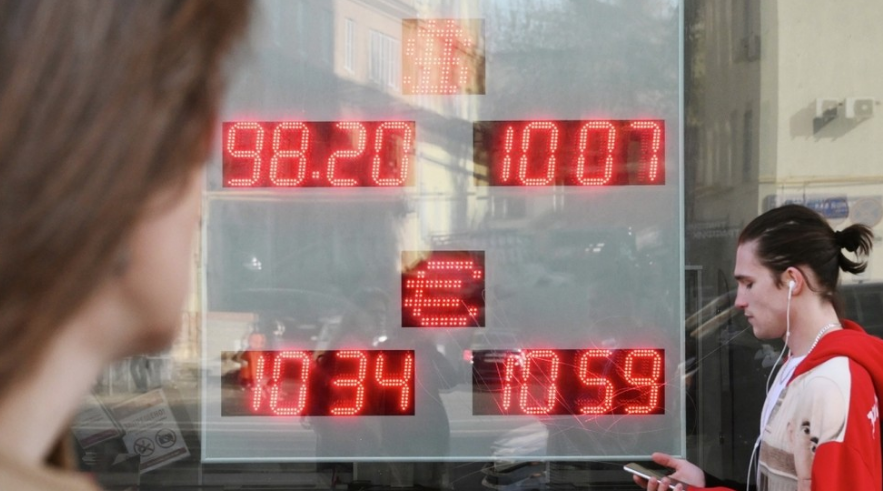 100 рублей за доллар? Каким будет курс валют в октябре, как это повлияет на инфляцию и цены в России