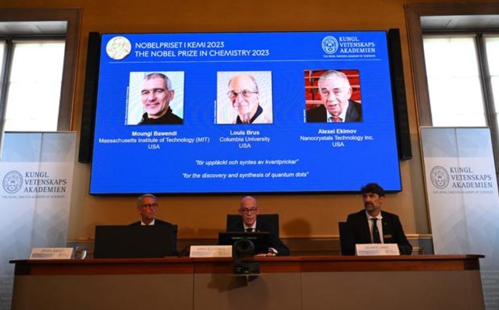 Трое учёных получили Нобелевскую премию по химии за работу над крошечными квантовыми точками.