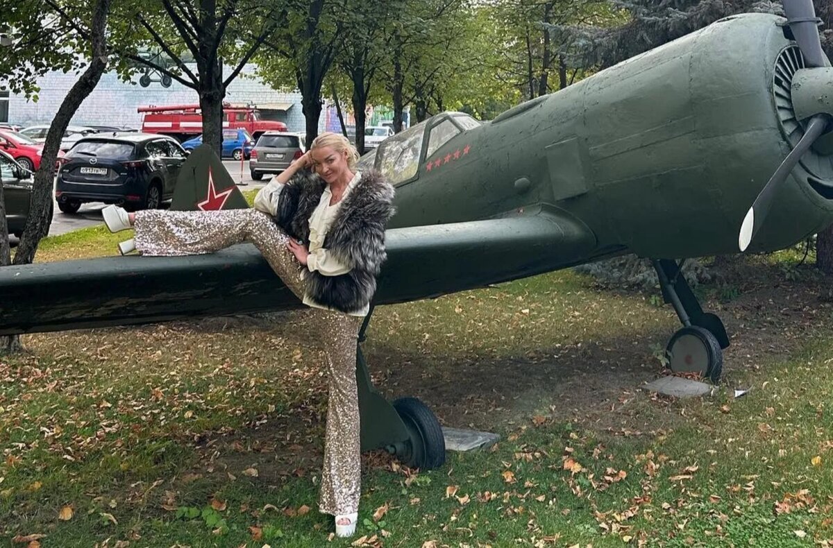 Анастасия Волочкова задрала ногу на памятник героям ВОВ