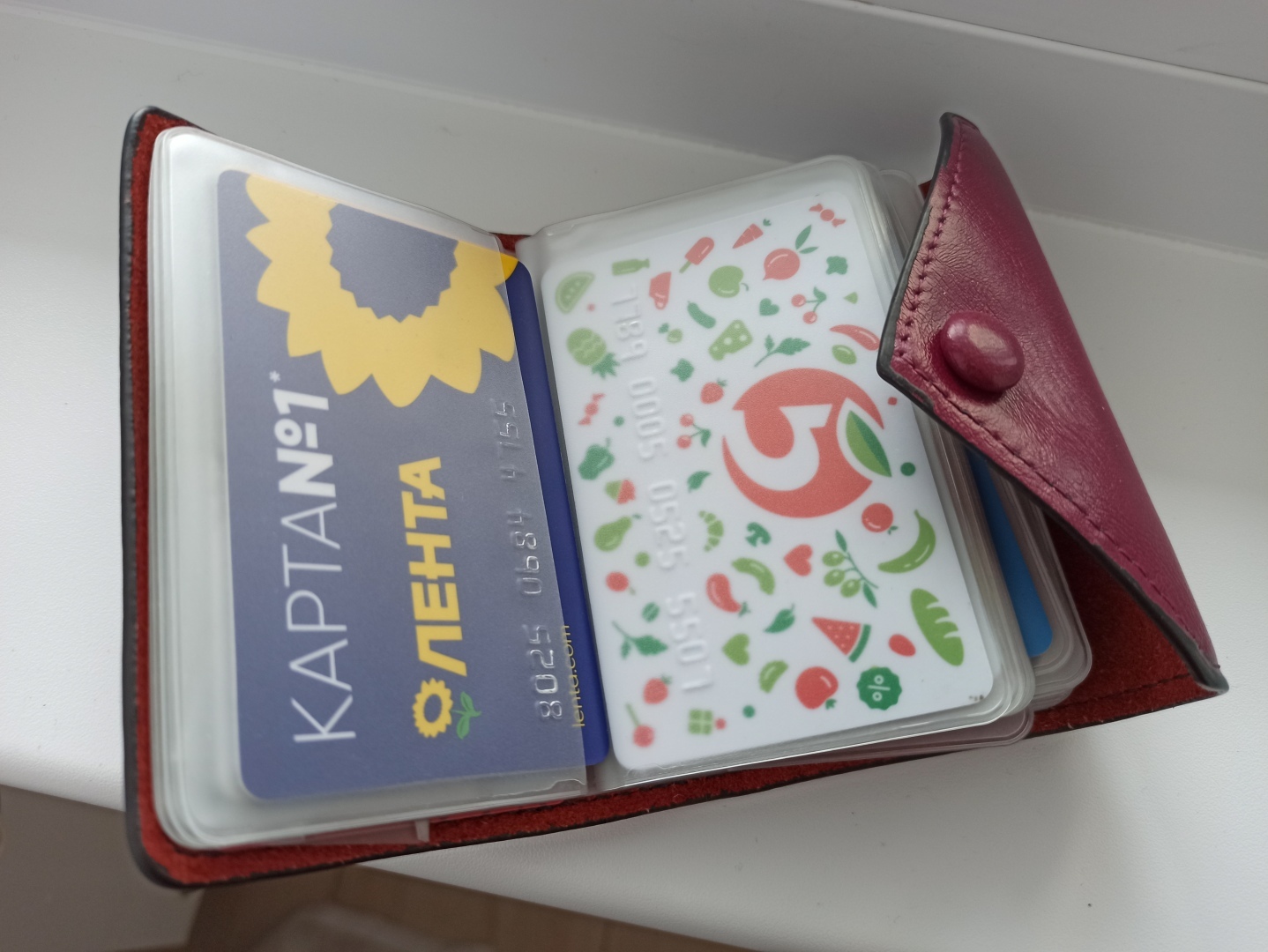 Только в 47 лет узнала, что нельзя носить карту и деньги под чехлом в телефоне (3 опасности)