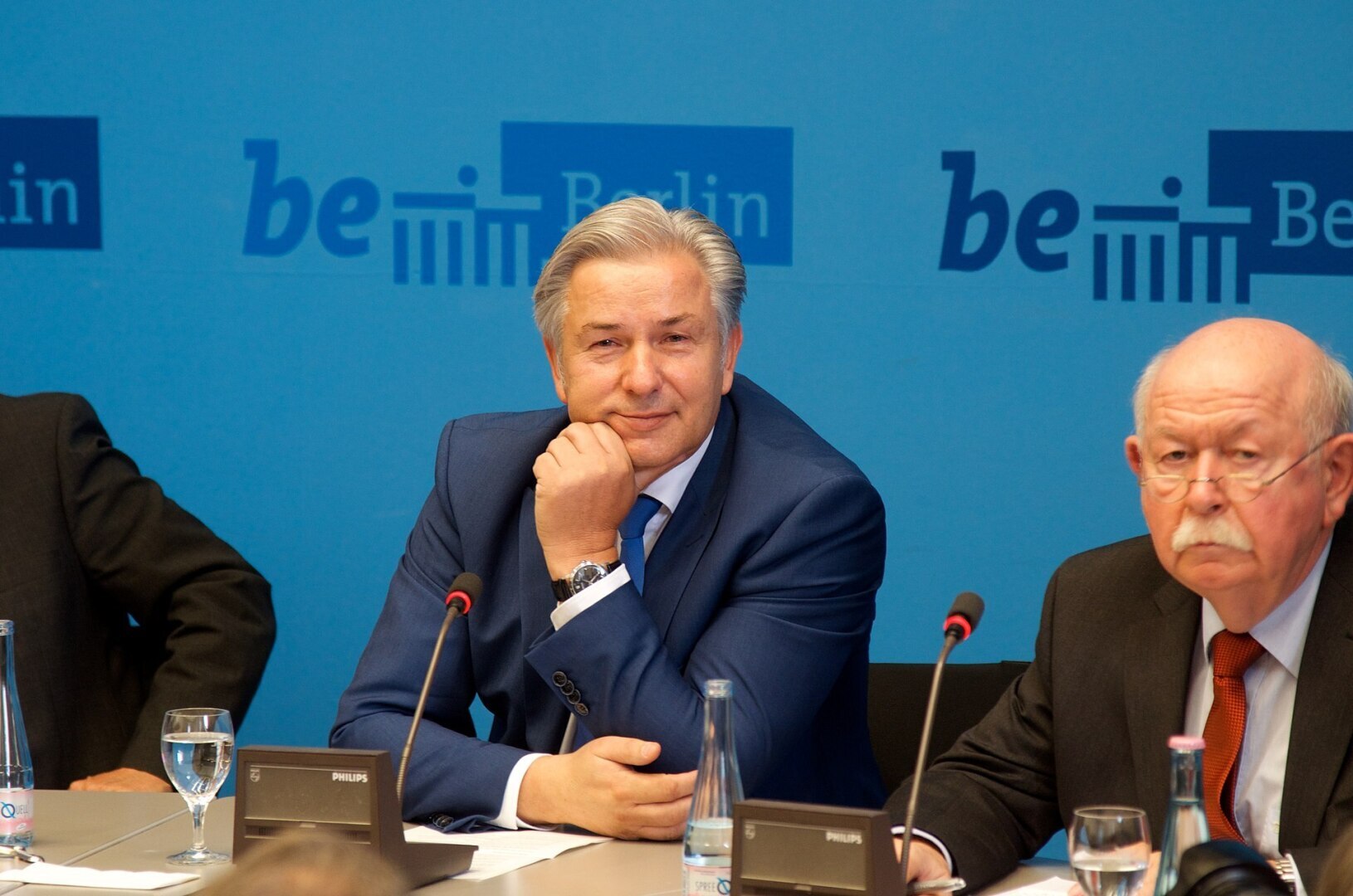 И еще один двойник Алека Болдуина тут! Политик из Германии! Клаус Воверайт! Похож! Точно! В десятку! Я в шоке!