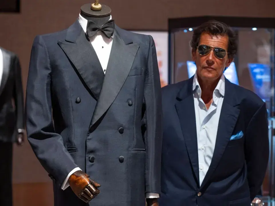 "Семейное наследие Джеймса Бонда: Дети Роджера Мура на аукционе его коллекции"