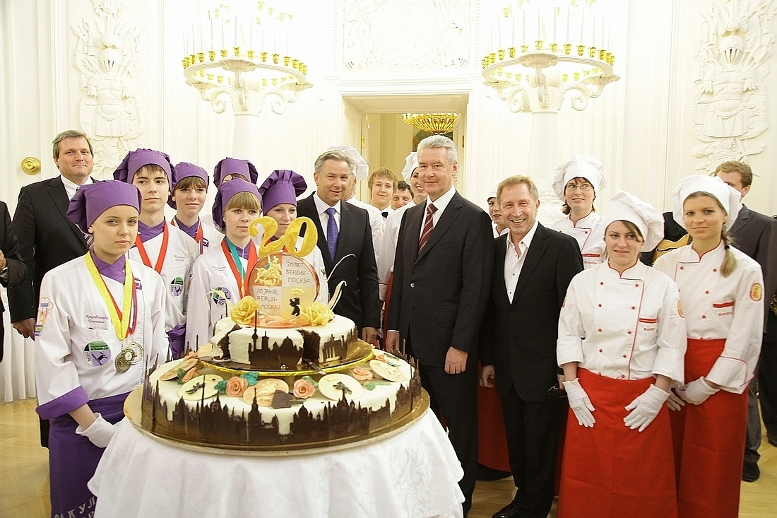 И еще один двойник Алека Болдуина тут! Политик из Германии! Клаус Воверайт! Похож! Точно! В десятку! Я в шоке!