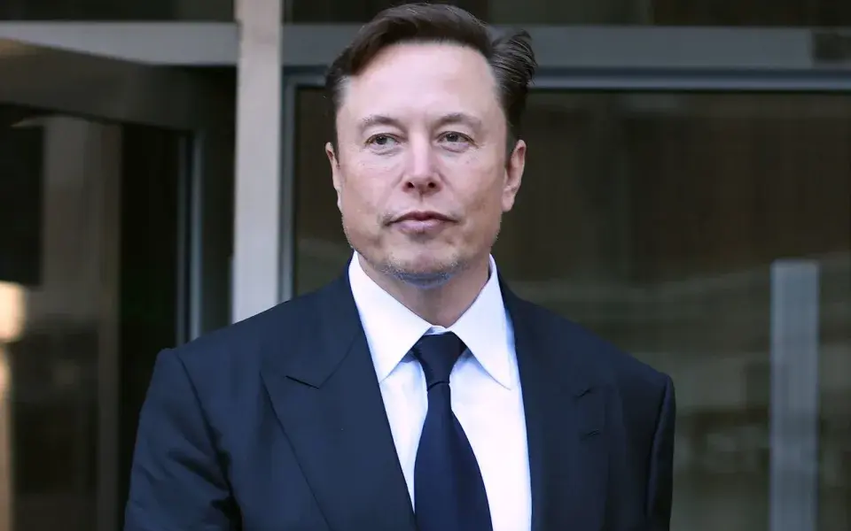 Илон Маск и его трансформация Twitter в X: Почему новый ход вызвал волну протестов