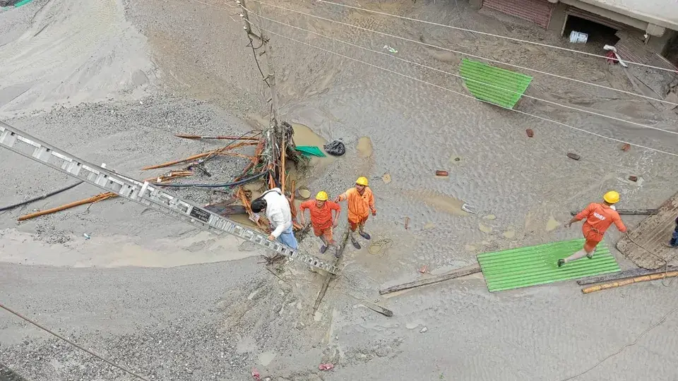 Десятки человек погибли в результате катастрофы на ледниковом озере в Гималаях