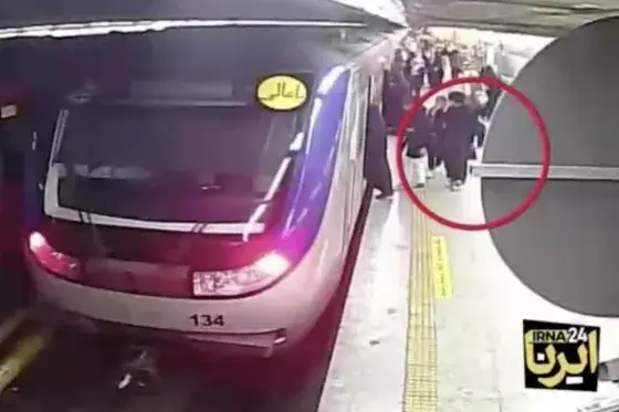 Она вошла в метро без платка. Что произошло дальше?