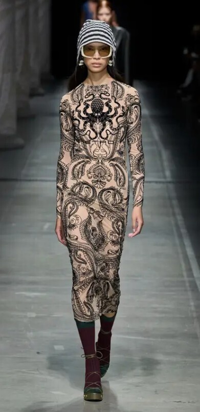 Ключевые вещи MFW ss24: платье-миди, костюмный пиджак, приталенный жилет и многое другое