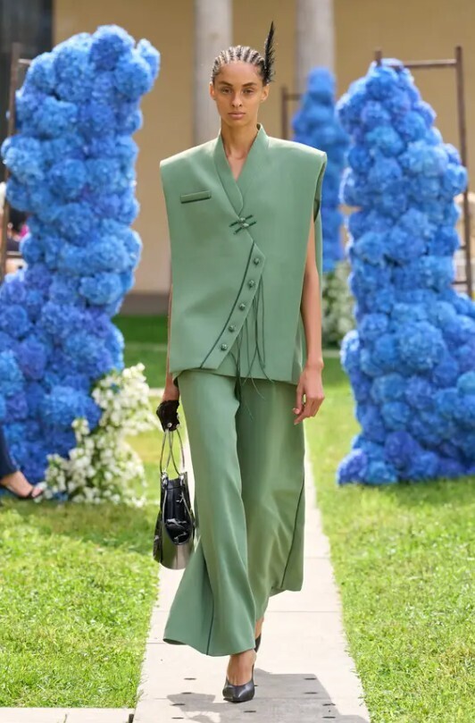 Ключевые вещи MFW ss24: платье-миди, костюмный пиджак, приталенный жилет и многое другое