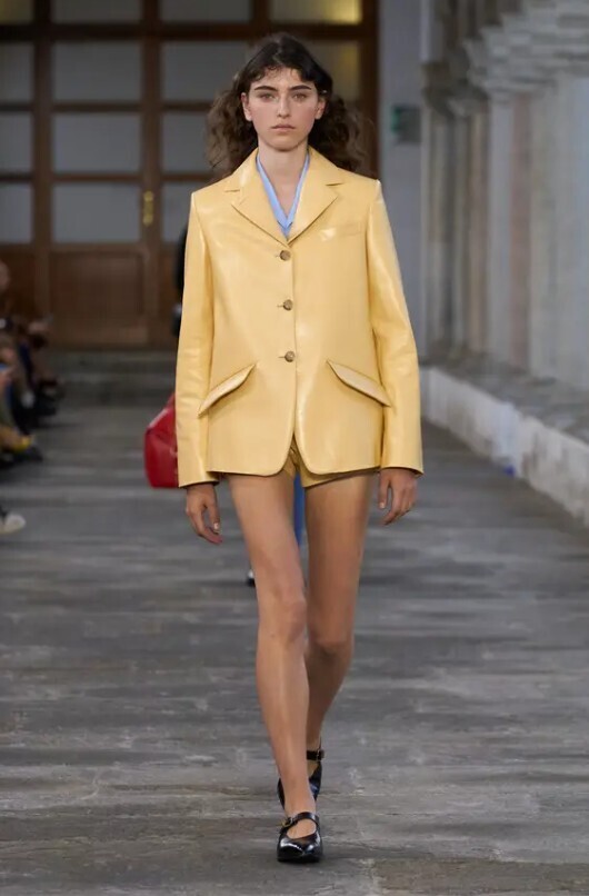 Ключевые вещи MFW ss24: платье-миди, костюмный пиджак, приталенный жилет и многое другое