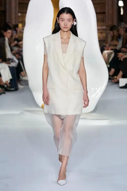 Ключевые вещи MFW ss24: платье-миди, костюмный пиджак, приталенный жилет и многое другое