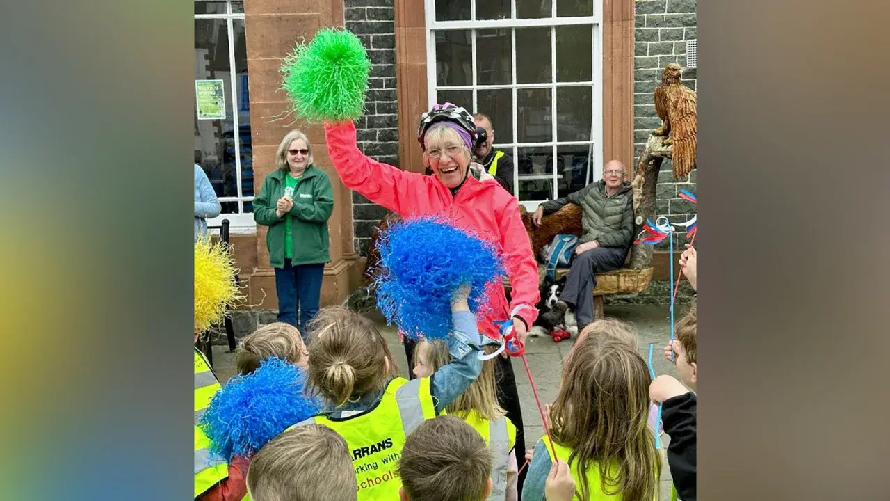 После смерти троих своих детей 85-летняя Мэвис Патерсон проехала на велосипеде 1000 миль по Шотландии Исси Рональд.