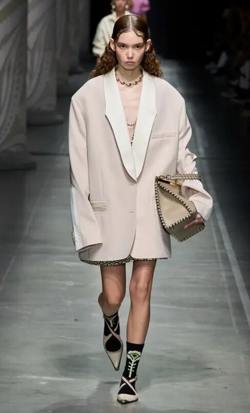 Ключевые вещи MFW ss24: платье-миди, костюмный пиджак, приталенный жилет и многое другое