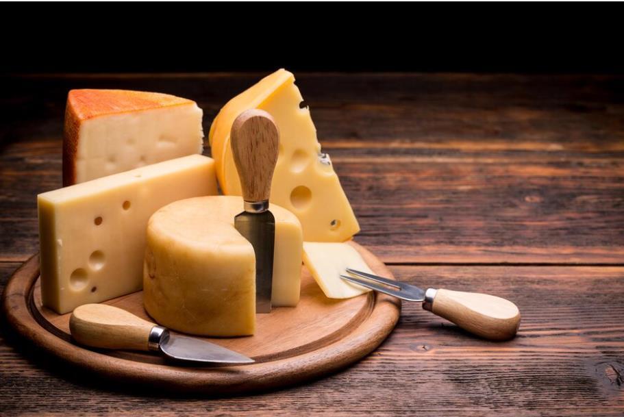 В магазине не обменяли сыр. Куда обратиться, чтобы произвели проверку?