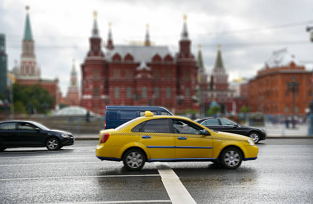 Что за беда с ценами на такси, почему растут и кому это выгодно?