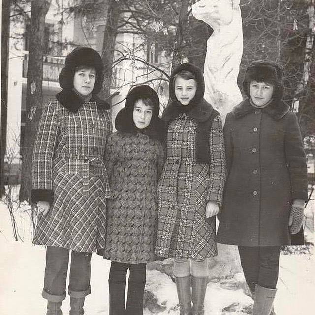 Абсолютно неснашиваемые советские пальто в клетку - незаменимая вещь для катания с горки на картонке)