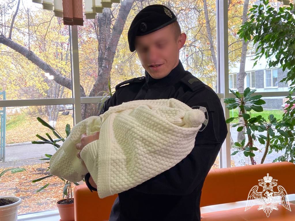 В преддверии Дня отца в семье сотрудника ОМОН "Магистраль" появился первенец