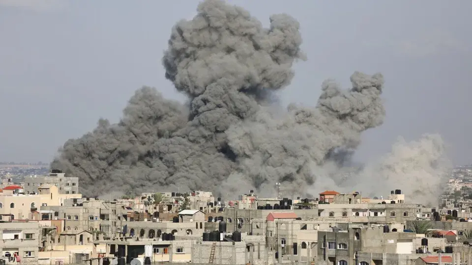 "Эскалация насилия в секторе Газа: Израиль продолжает бомбардировки, заблокированный регион близится к краху"