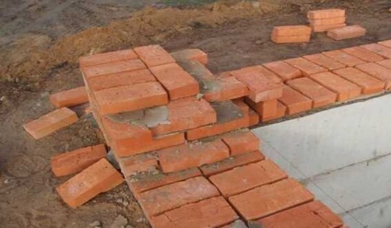 Бетонная крыша, супер-толстые стены и отсутствие водостоков – это главные признаки хорошего, добротного загородного дома