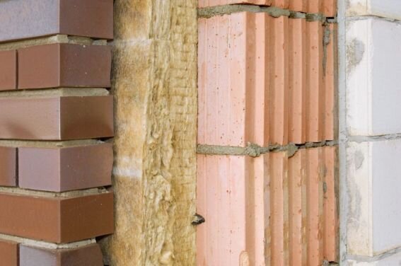 Бетонная крыша, супер-толстые стены и отсутствие водостоков – это главные признаки хорошего, добротного загородного дома