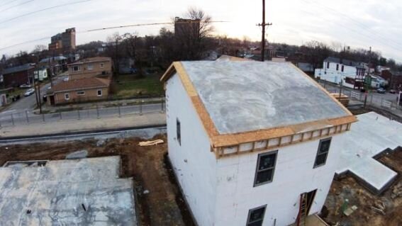 Бетонная крыша, супер-толстые стены и отсутствие водостоков – это главные признаки хорошего, добротного загородного дома