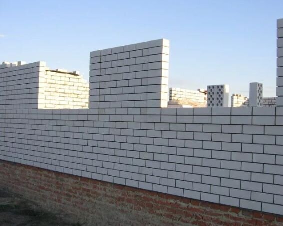 Бетонная крыша, супер-толстые стены и отсутствие водостоков – это главные признаки хорошего, добротного загородного дома