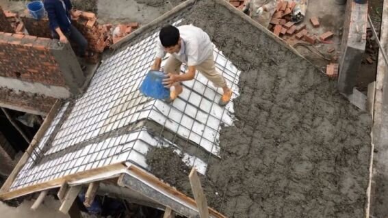 Бетонная крыша, супер-толстые стены и отсутствие водостоков – это главные признаки хорошего, добротного загородного дома