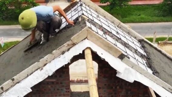 Бетонная крыша, супер-толстые стены и отсутствие водостоков – это главные признаки хорошего, добротного загородного дома