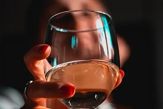 Отдайте предпочтение качественному вину чем газировке, говорит доктор: раскрыта польза для здоровья. Вы согласны с ним ?