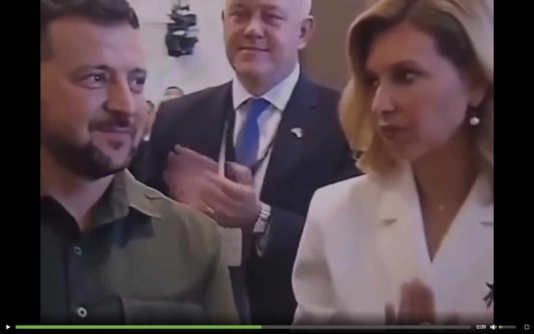 Неужто Зеленский побаивается? Хотя, та девушка, которой он побаивается в видео, просто прелестная красавица! Это его жена, Елена Зеленская!